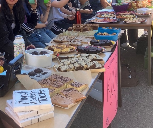 2025 07 01 Schlerinnen boten neben Kuchen vegane Aufstriche und Gemsesticks an HP