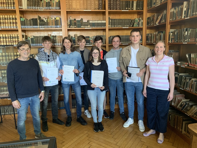 Schulinterner RAC-Festakt: Herr Grätz, Keno von der Hülls, Kalle Helmer, Theelko Janssen, Laura Becker, Marco Gerken, Lukas Eilers, Hauke Hoofdmann, Frau Pahlow Schulinterner RAC-Festakt: Herr Grätz, Keno von der Hülls, Kalle Helmer, Theelko Janssen, Laura Becker, Marco Gerken, Lukas Eilers, Hauke Hoofdmann, Frau Pahlow