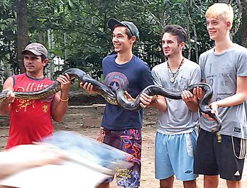 Eine Anaconda auf dem Arm zu halten, war eine ganz neue Erfahrung für Jonas Feldmann.