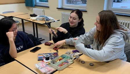 Basteltisch zum Schmuck Herstellen